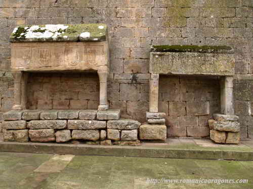 SARCÓFAGOS ADOSADOS AL MURO NORTE